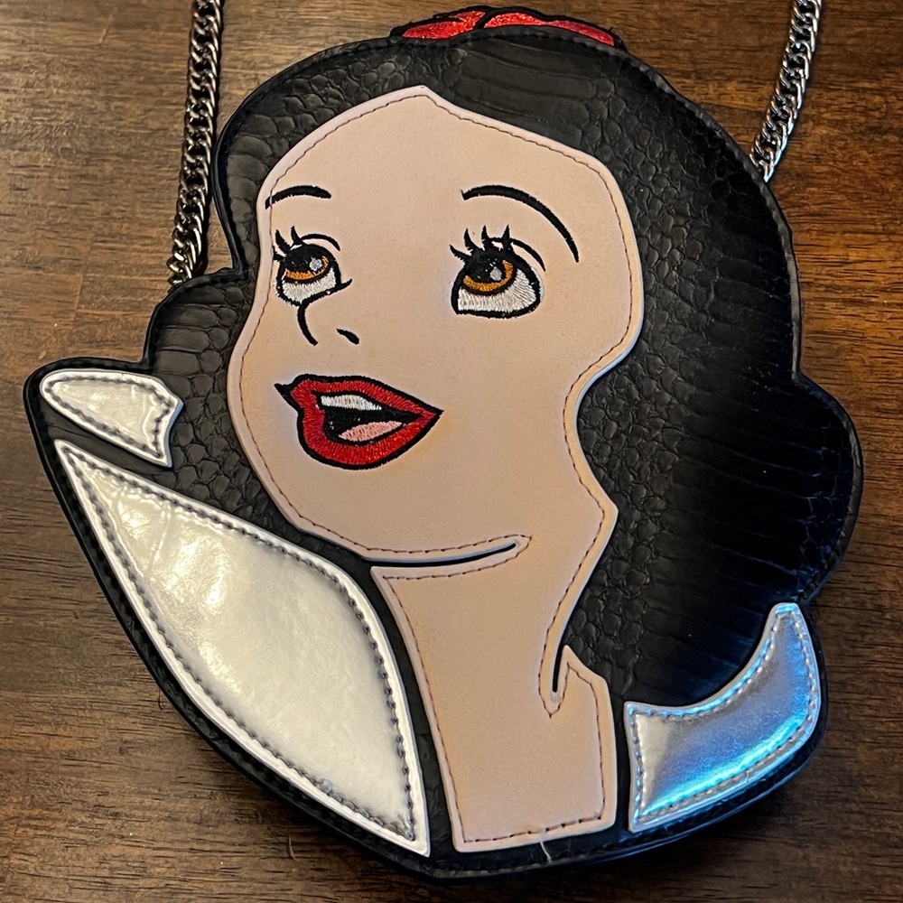 🍎 Danielle Nicole Snow White Crossbody Bag – Disney Character Handbag 🍎